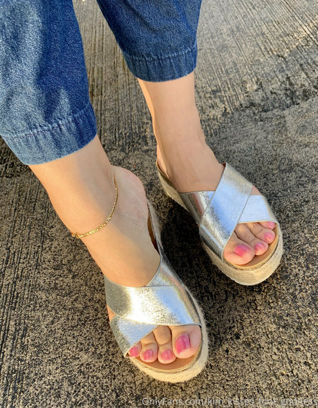 Kimkissesfootgoddess