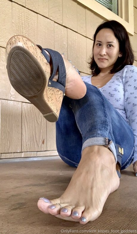 Kimkissesfootgoddess