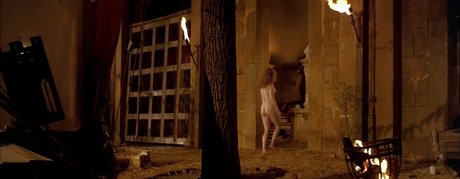 Jennifer Jason Leigh