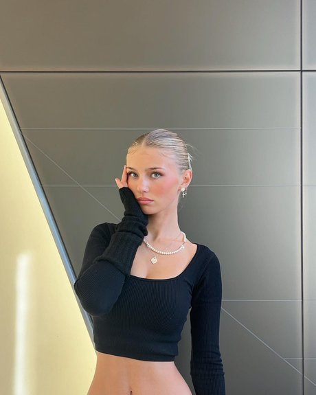 Elena Zoe