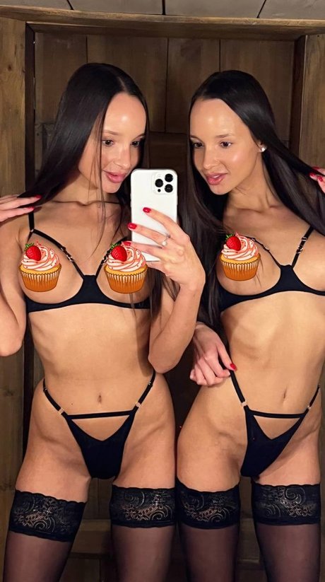 Adelalinka Twins
