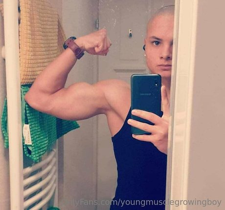 Youngmusclegrowingboy