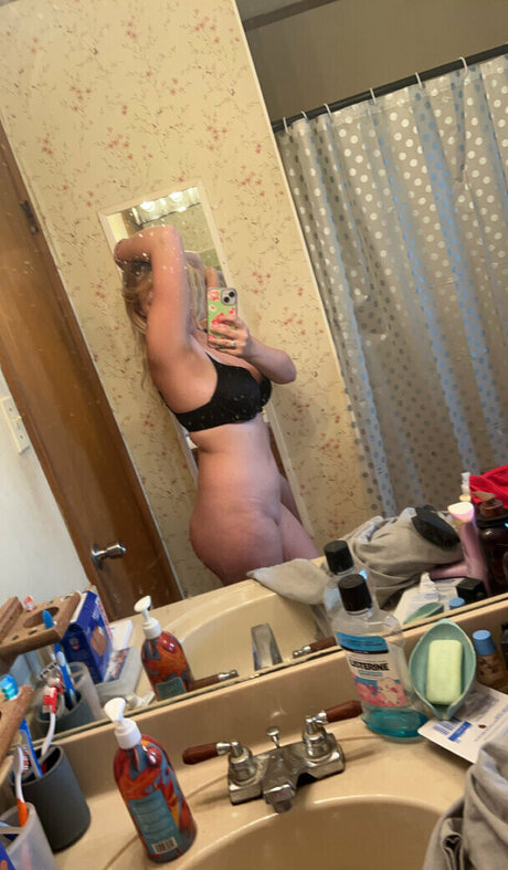 Zestywhitegirlmaria Moore