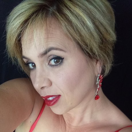 Petite Chipie Ronde Et Sexy