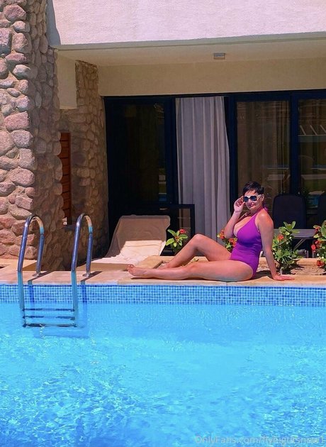 Girlwithhugecleavage