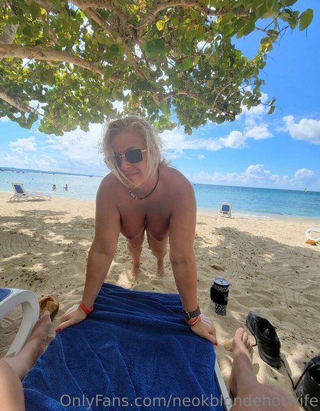 Neokblondehotwife