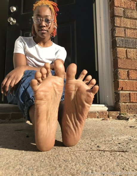 Littleebonyfeet
