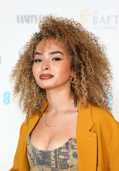 Ella Eyre